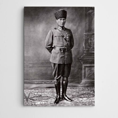 Atatürk Askeri Üniforma İle