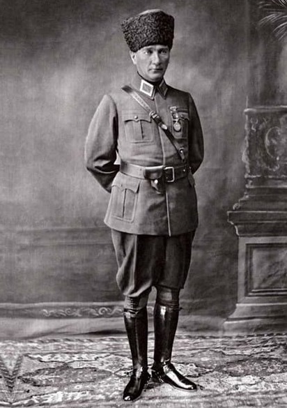 Atatürk Askeri Üniforma İle