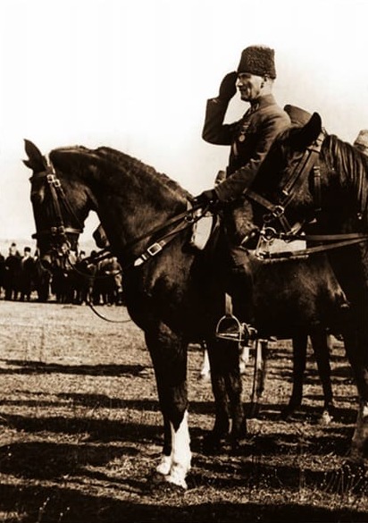 Atatürk At Üzerinde