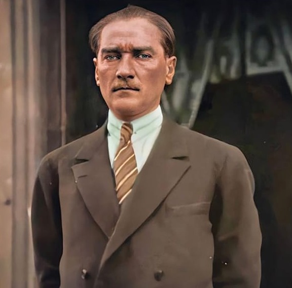 Atatürk Bakarken Kare