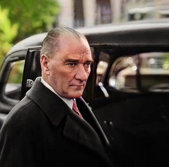 Atatürk Bakışlar Kare