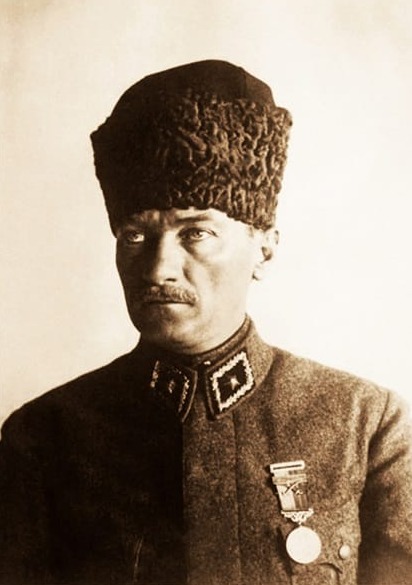 Atatürk At Üzerinde