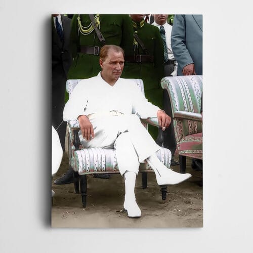 Atatürk Beyaz Takım Elbiseli