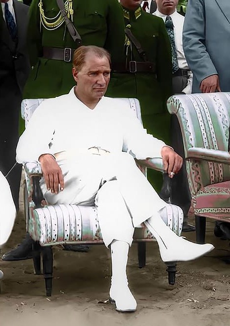 Atatürk Beyaz Takım Elbiseli
