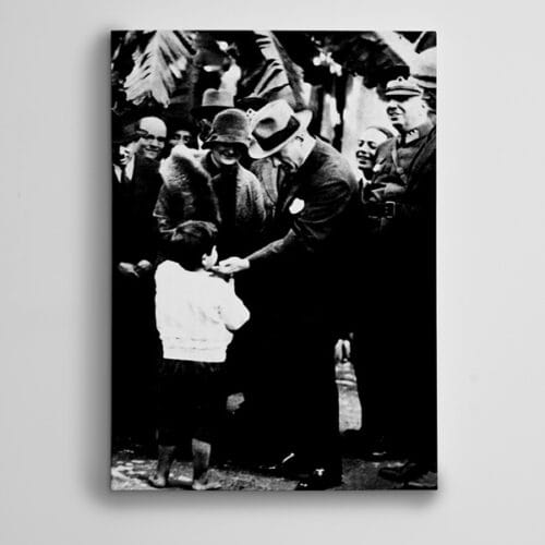 Atatürk Bir Çocuğu Severken