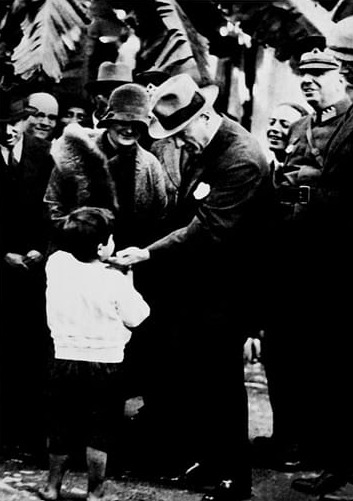 Atatürk Bir Çocuğu Severken
