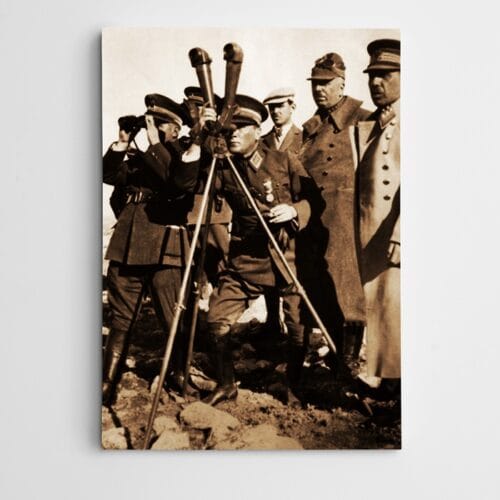 Atatürk Dürbünle Bakarken Ankara 1926