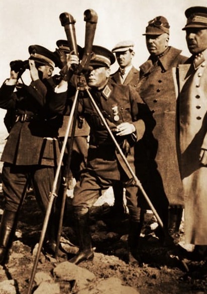 Atatürk Dürbünle Bakarken Ankara 1926