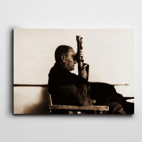 Atatürk Dürbünle Bakarken