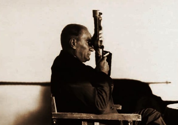 Atatürk Dürbünle Bakarken