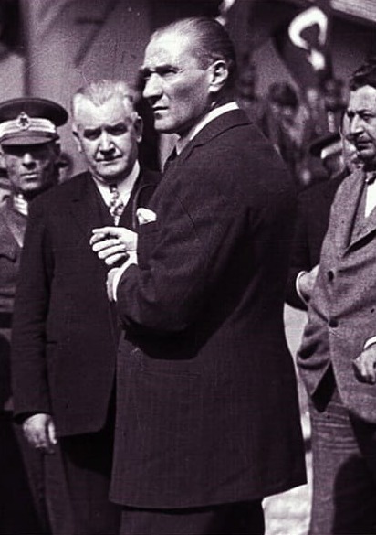 Atatürk Eşrafla