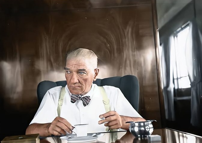 Atatürk Kahve İçerken