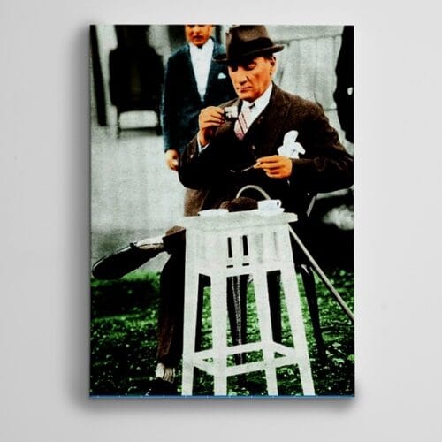Atatürk Kahve İçerken