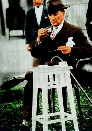 Atatürk Kahve İçerken