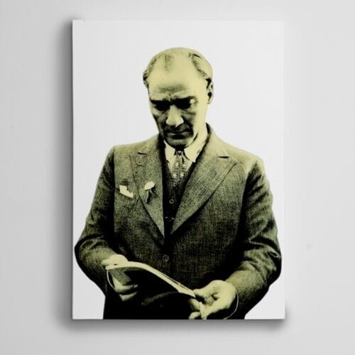 Atatürk Kitap Okurken