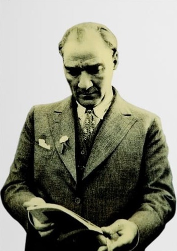 Atatürk Kitap Okurken