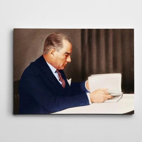 Atatürk Kitap Okurken