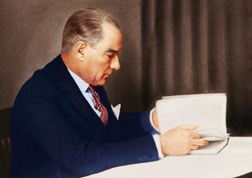 Atatürk Kitap Okurken