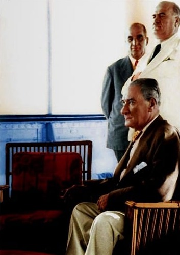 Atatürk Koltukta