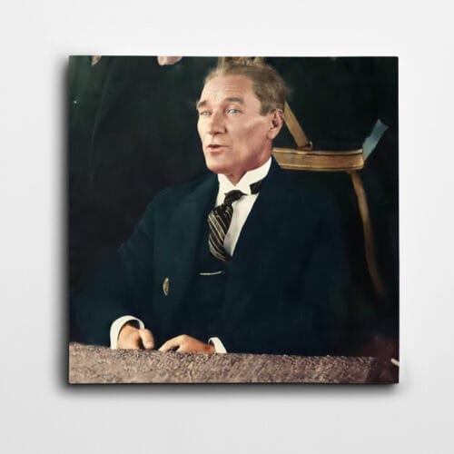 Atatürk Koltukta Kare