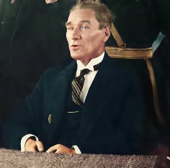 Atatürk Koltukta Kare