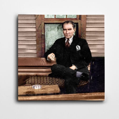 Atatürk Koltukta Kare
