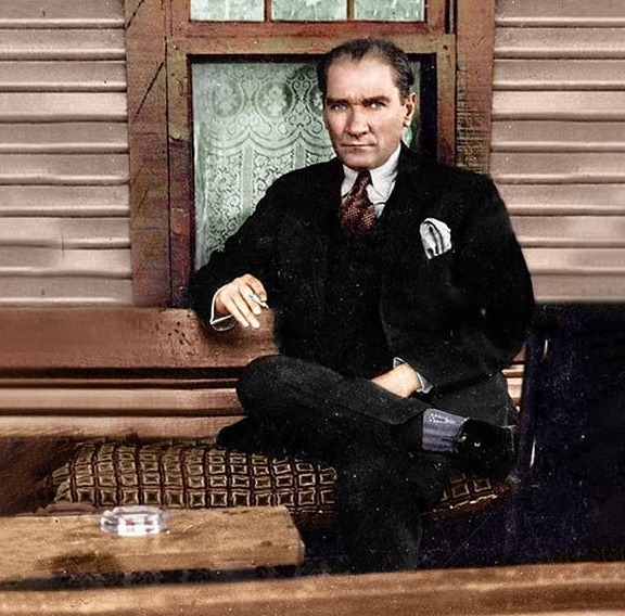Atatürk Koltukta Kare