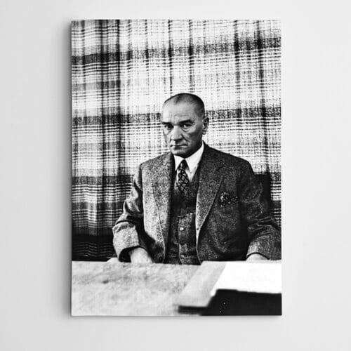 Atatürk Koltukta Siyah Beyaz