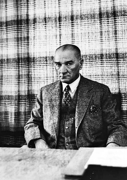 Atatürk Koltukta Siyah Beyaz