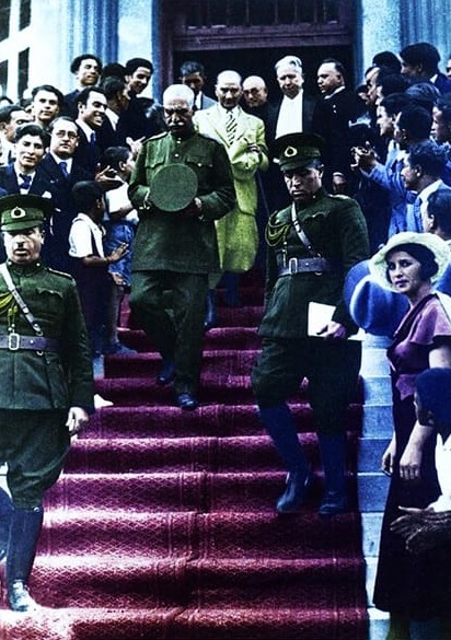 Atatürk Merdivenlerden İnerken