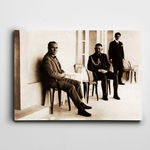 Atatürk Tablosu Sandalyede Atatürk