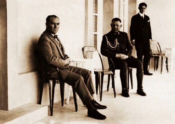 Atatürk Tablosu Sandalyede Atatürk