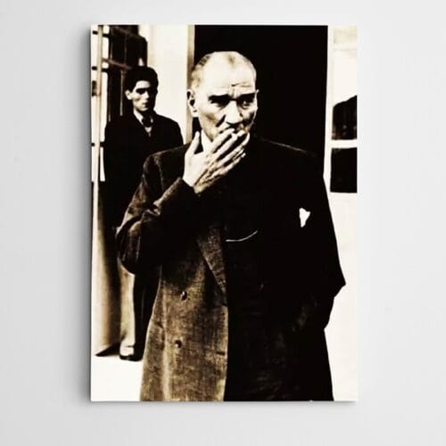 Atatürk Sigara İçerken
