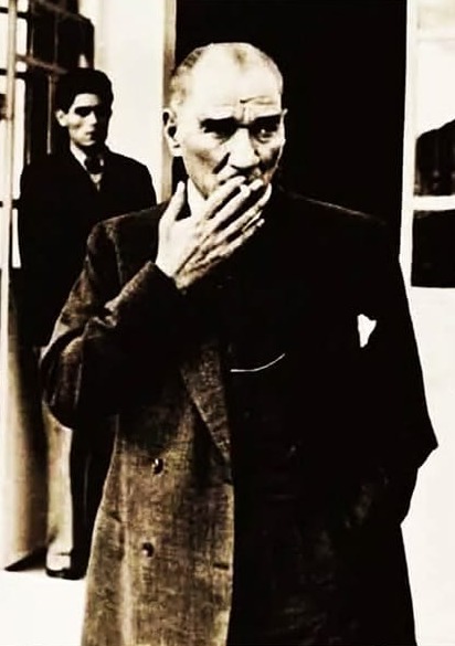 Atatürk Sigara İçerken