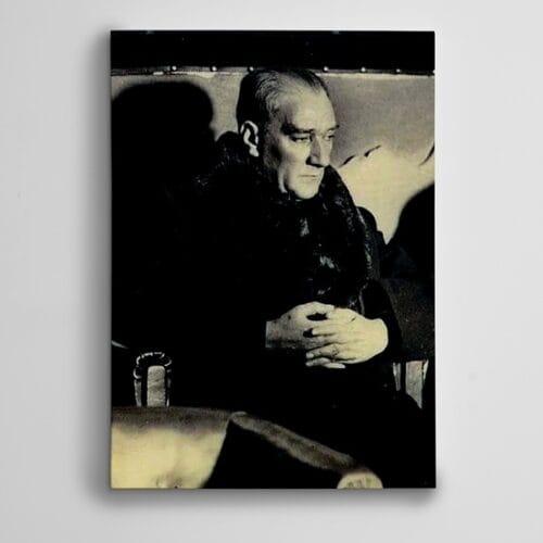 Atatürk Koltukta Siyah Beyaz