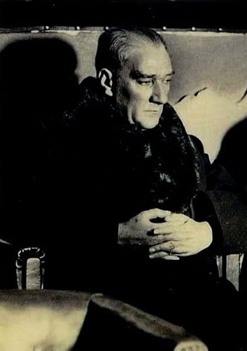 Atatürk Koltukta Siyah Beyaz