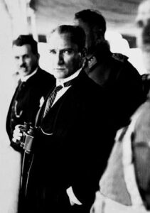 Atatürk Siyah Beyaz 8 Tablosu