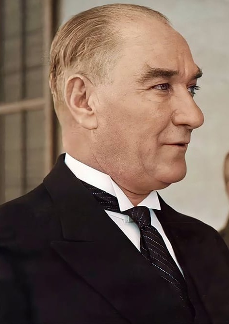 Atatürk Takım Elbiseli