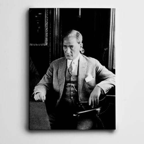 Atatürk Takım Elbiseli