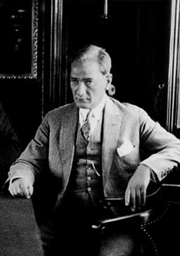 Atatürk Takım Elbiseli