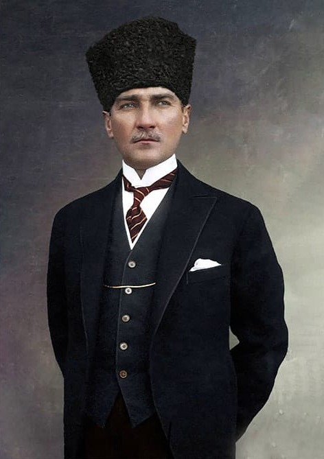 Atatürk Takım Elbiseli