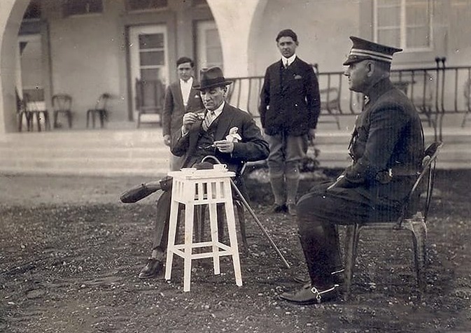 Atatürk Türk Kahvesi İçerken