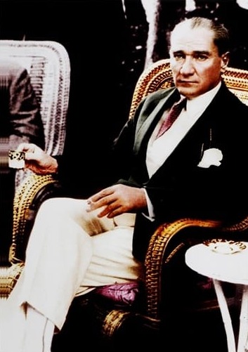 Atatürk Türk Kahvesi İçerken