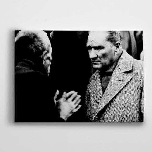 Atatürk Vatandaşı Dinlerken
