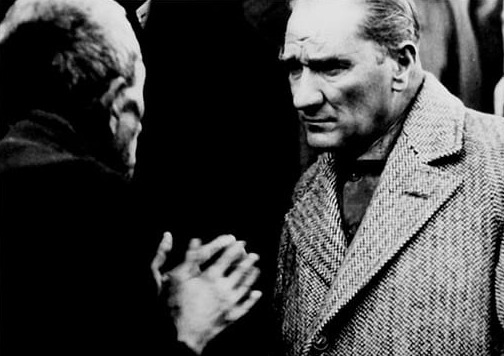 Atatürk Vatandaşı Dinlerken