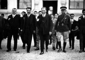 Atatürk ve Askerler Tablosu