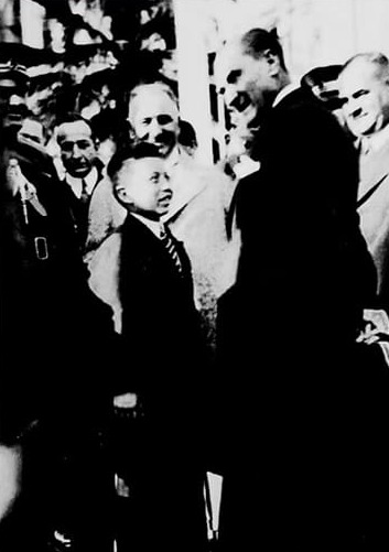 Atatürk ve Çocuk