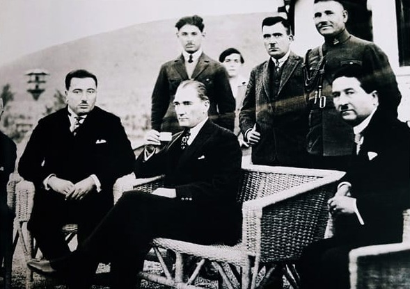 Atatürk ve Eşrafı