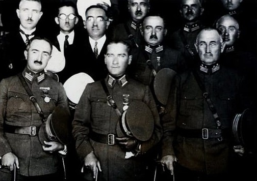 Atatürk ve Paşalar