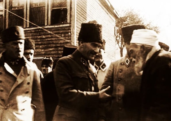 Atatürk Vatandaşla Sohbet Ederken